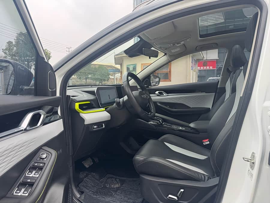 GEELY Coolray 2023 car image #11