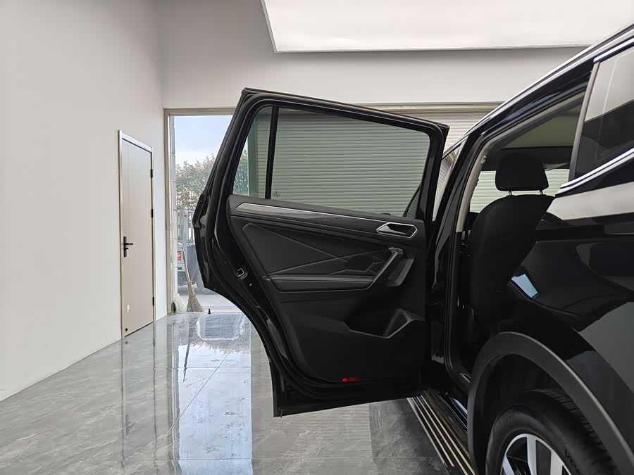 Volkswagen Tiguan L 2024 car image #11