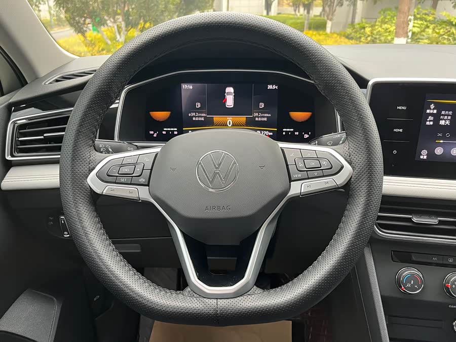 Volkswagen Tiguan L 2021 car image #11