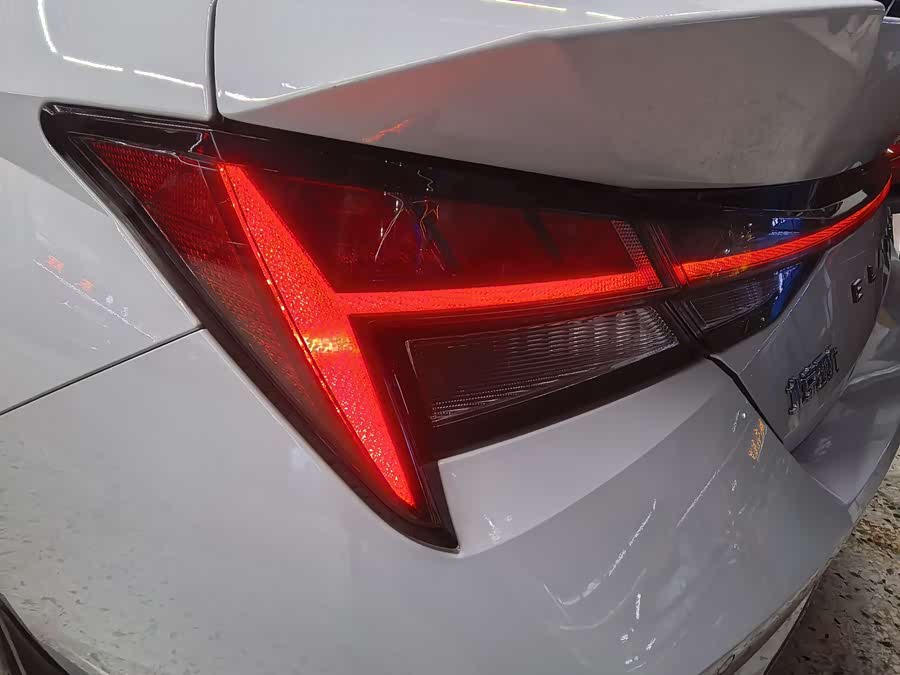 Hyundai Elantra 2023 immagine di auto #11