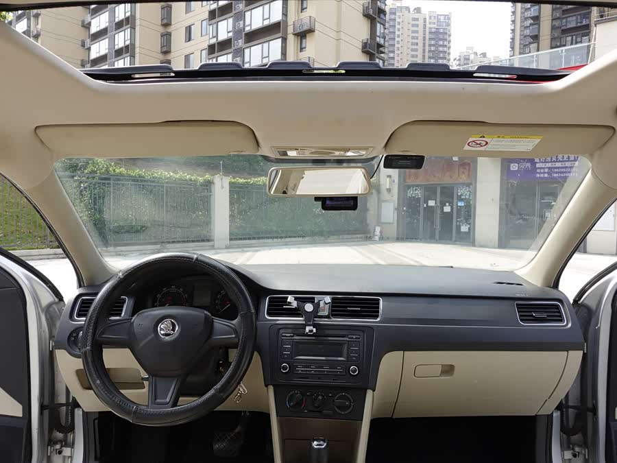 Skoda Rapid 2016 immagine di auto #11