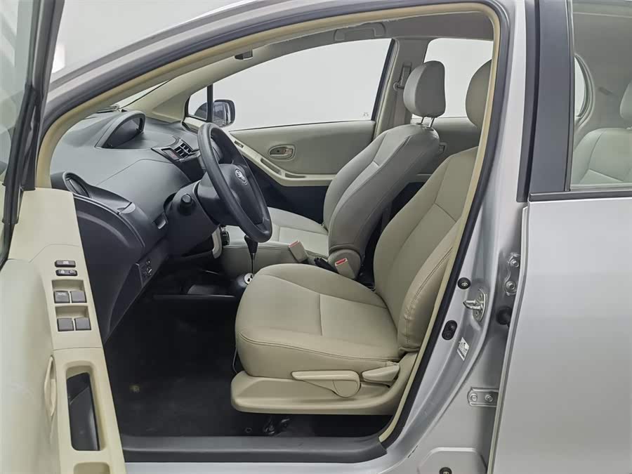 Toyota Yaris 2013 car image #11