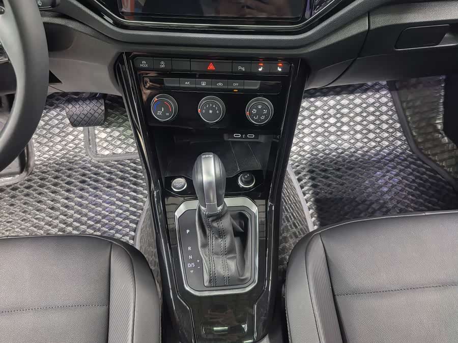 Volkswagen T-Roc 2022 car image #11