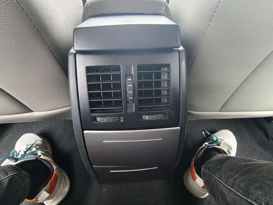 Skoda Octavia 2012 car image #11