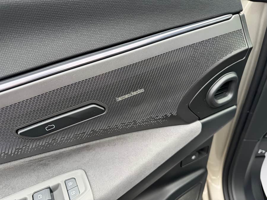 Lynk & Co 08 EM-P 2024 car image #11