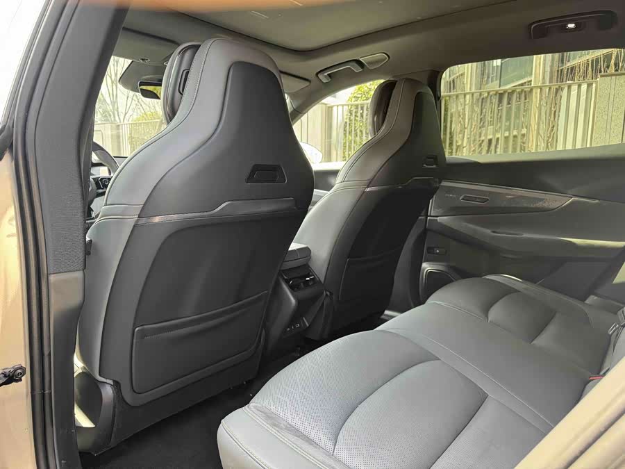 Lynk & Co 08 EM-P 2023 car image #11