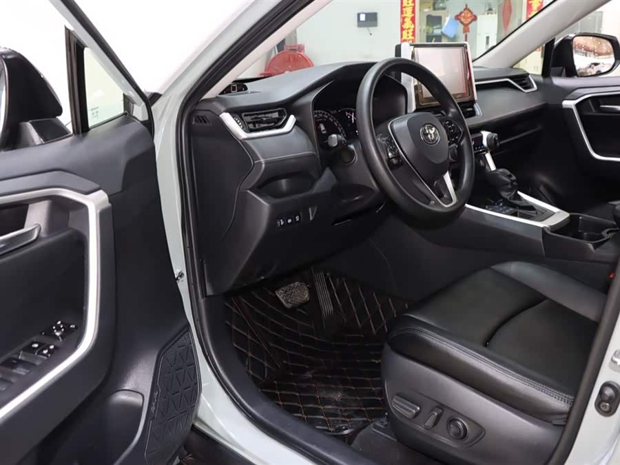 Toyota RAV4 2019 car image #11