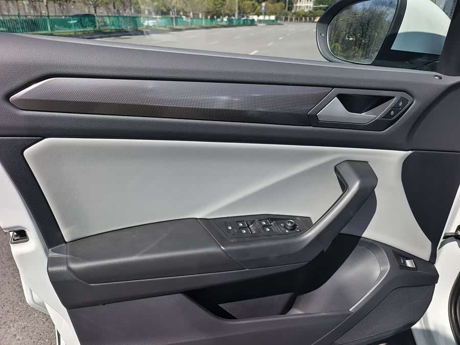 Volkswagen T-Roc 2026 car image #11
