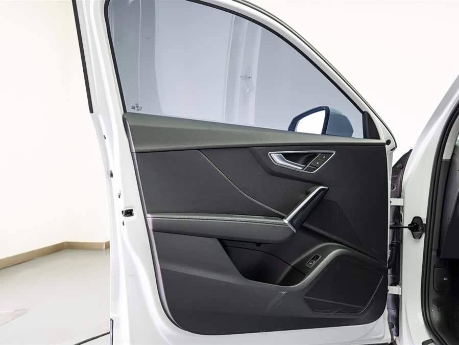 Audi Q2L 2023 car image #11