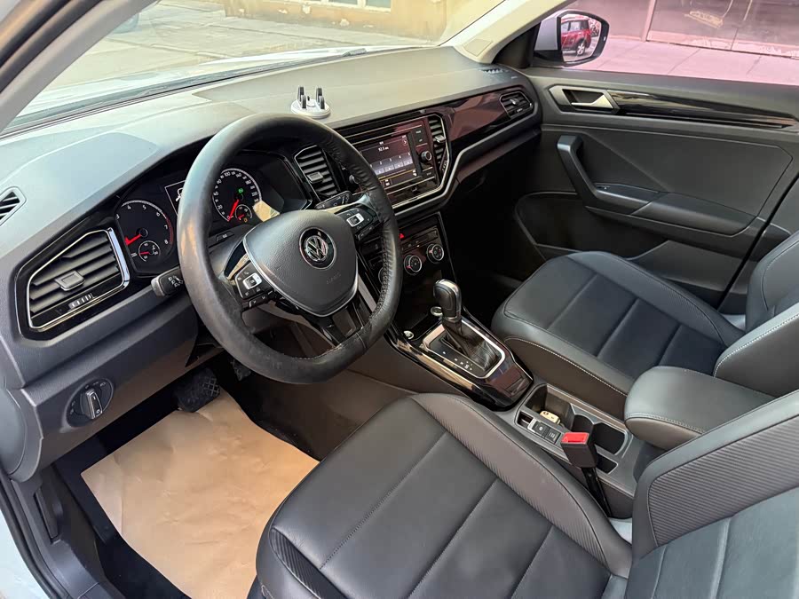 Volkswagen T-Roc 2024 car image #11