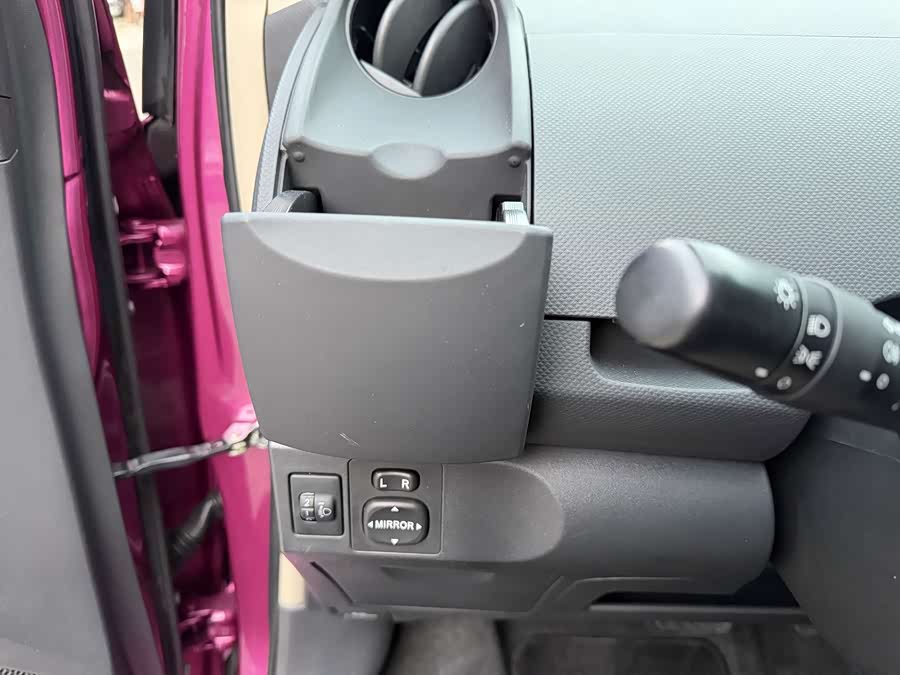 Toyota Yaris 2012 изображение автомобиля #11