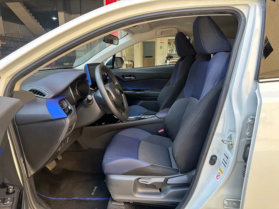 Toyota C-HR 2019 car image #11