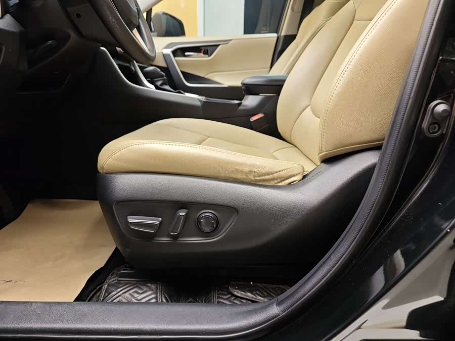 Toyota RAV4 2020 car image #11