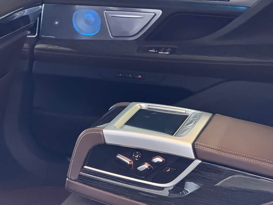 BMW 7 Series 2020 car image #11