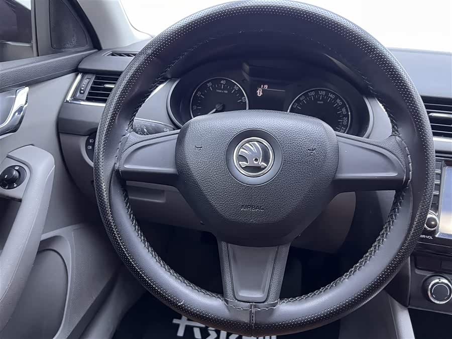 Skoda Octavia 2015 car image #11