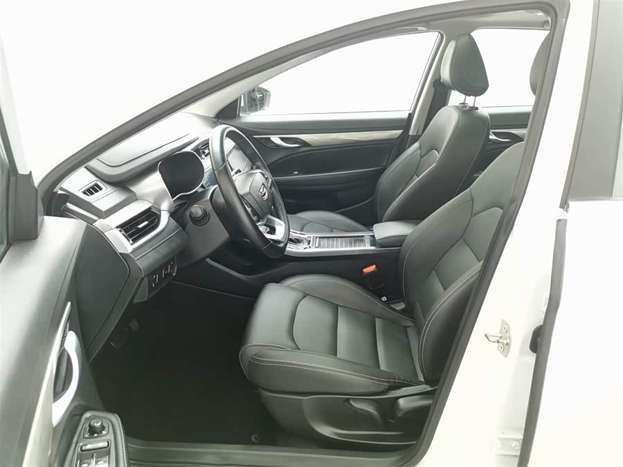 GEELY Emgrand 2019 car image #11