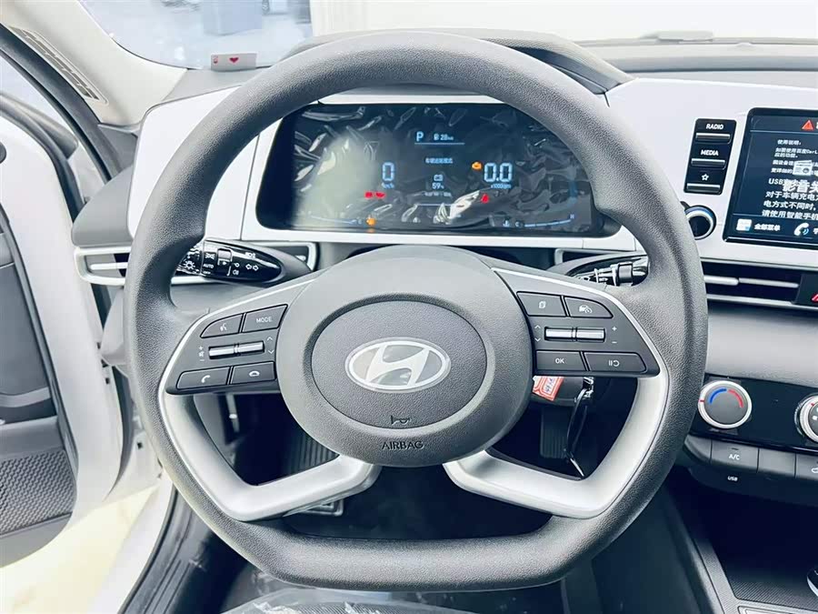 Hyundai Elantra imagen de coche #11