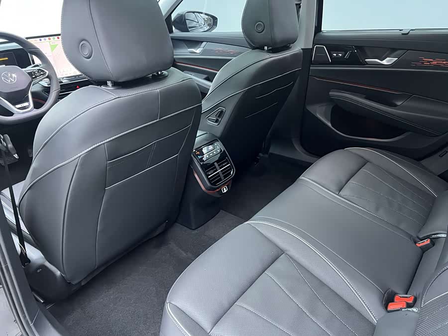 Volkswagen Passat 2025 car image #11