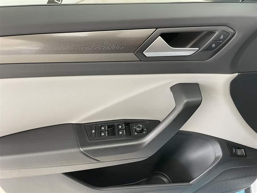 Volkswagen T-Roc 2024 car image #11