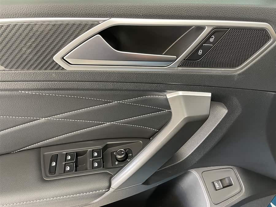 Volkswagen Tiguan L 2022 car image #11