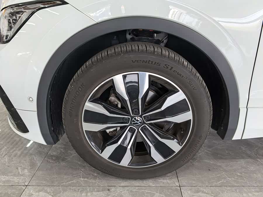 Volkswagen Tiguan L 2022 immagine di auto #11