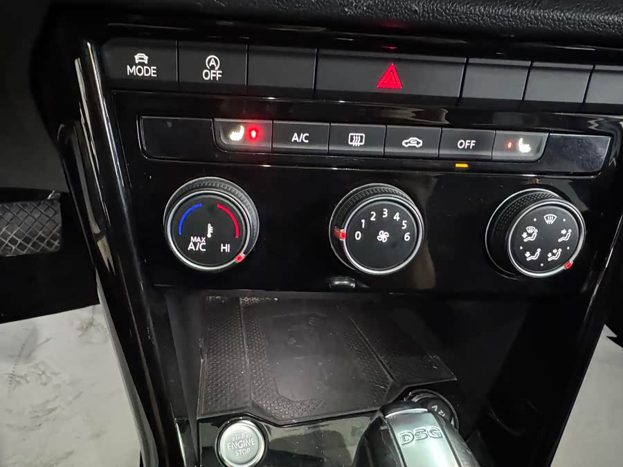 Volkswagen T-Roc 2022 car image #11