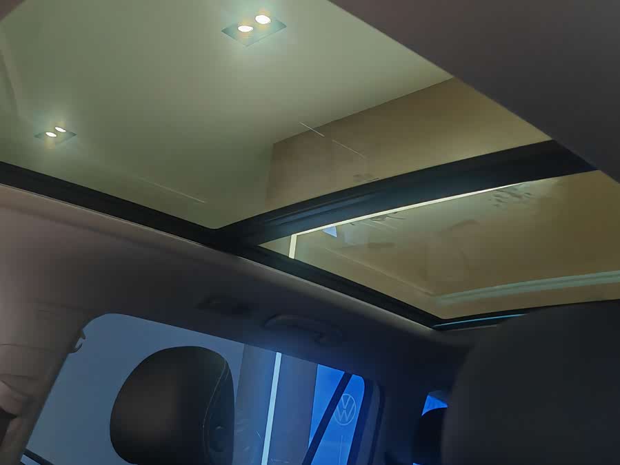 Volkswagen Tiguan L 2023 car image #11