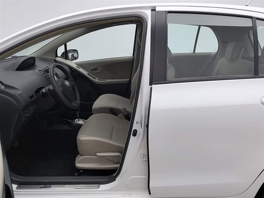 Toyota Yaris 2011 car image #11