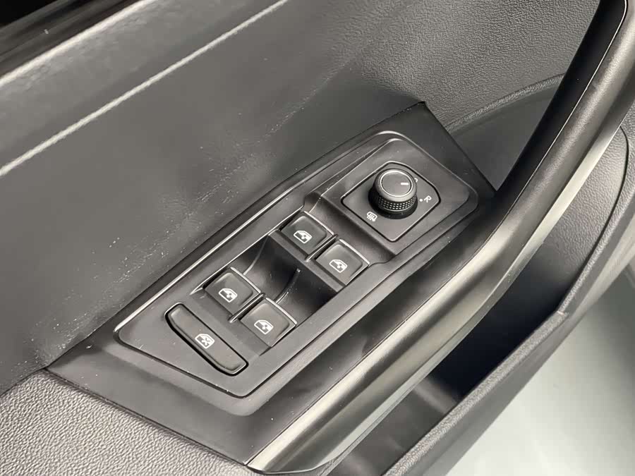 Volkswagen T-Roc 2022 car image #11