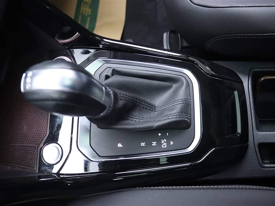 Volkswagen T-Roc 2020 car image #11