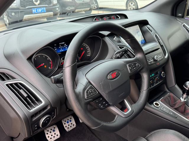 Ford Focus (Imported) 2017 car image #11