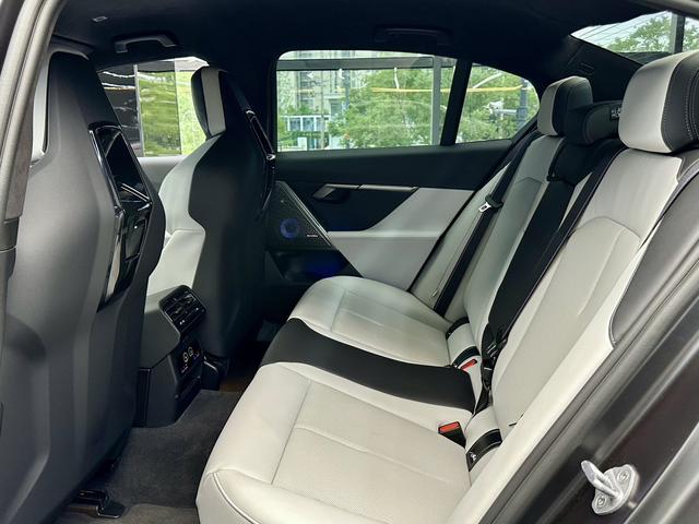 BMW M5 New Energy 2025 immagine di auto #11