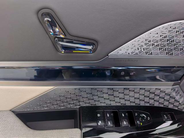 BMW i7 M70L 2024 car image #11