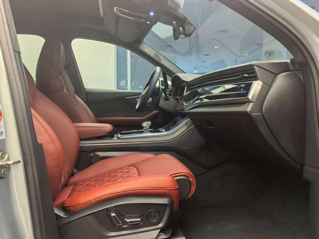 Audi SQ7 2024 car image #11