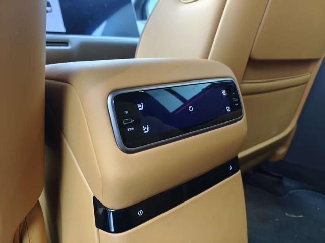 Li i8 2025 image de voiture #11