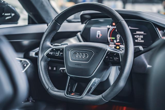 Audi RS e-tron GT 2023 car image #11