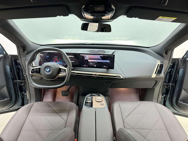 BMW iX 2023 car image #11
