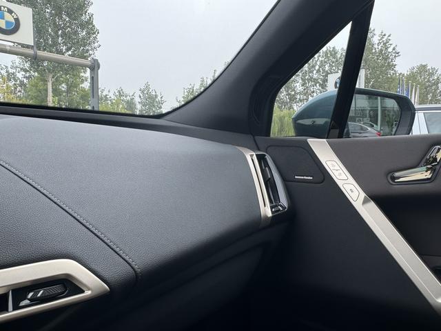 BMW iX car image #11