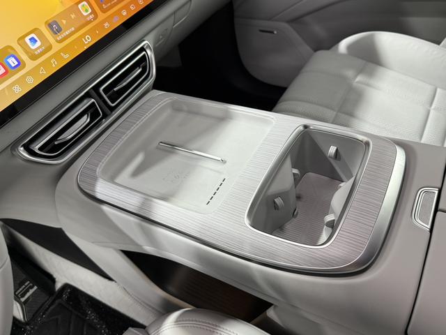 Deepal S09 2025 #11 Deepal S09 2025 car image #11