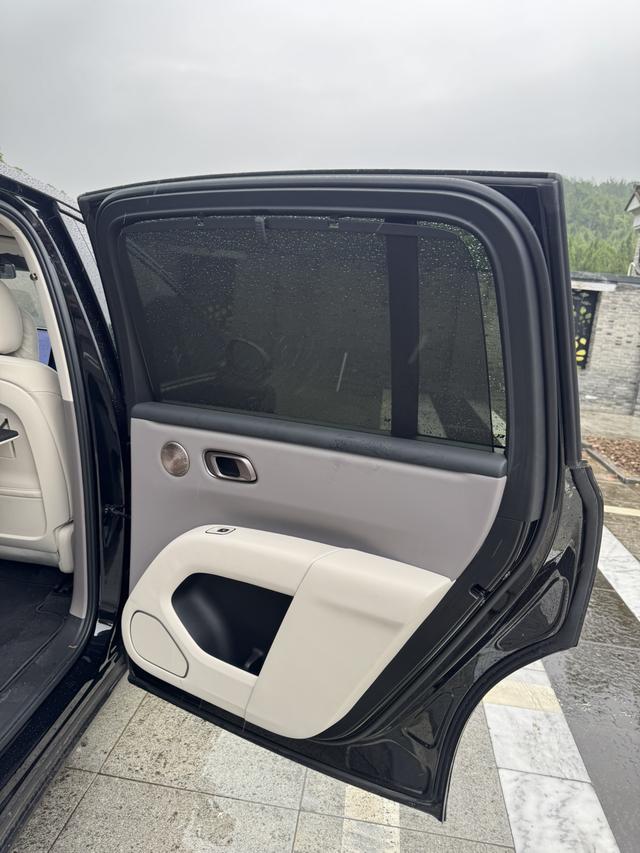 Li i8 2025 image de voiture #11