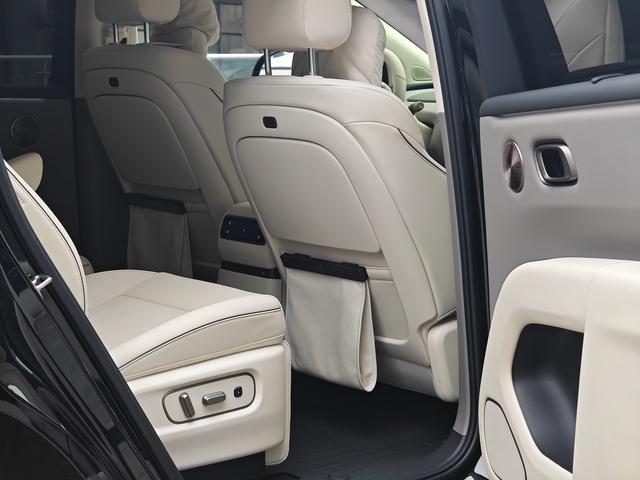 Li i8 2025 image de voiture #11