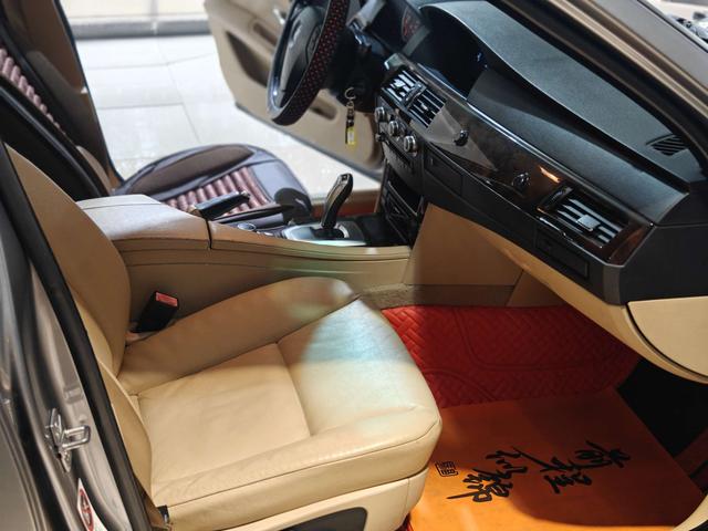 BMW X7 M60i 2010 car image #11