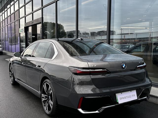 BMW i7 M70L 2024 #11 BMW i7 M70L 2024 car image #11