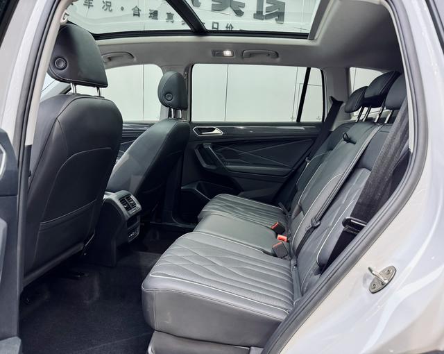 Volkswagen Tiguan L 2023 car image #11