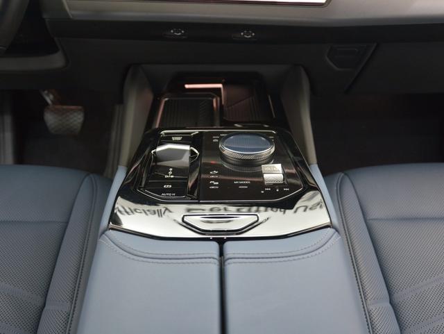 BMW i5 2024 car image #11