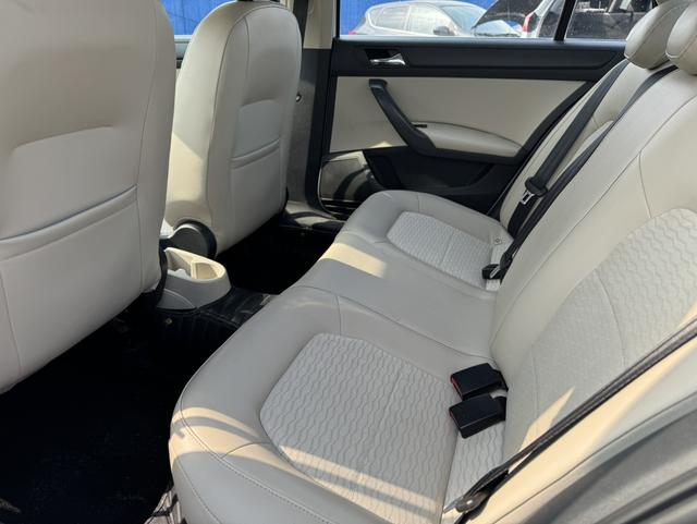 Skoda Rapid 2015 car image #11