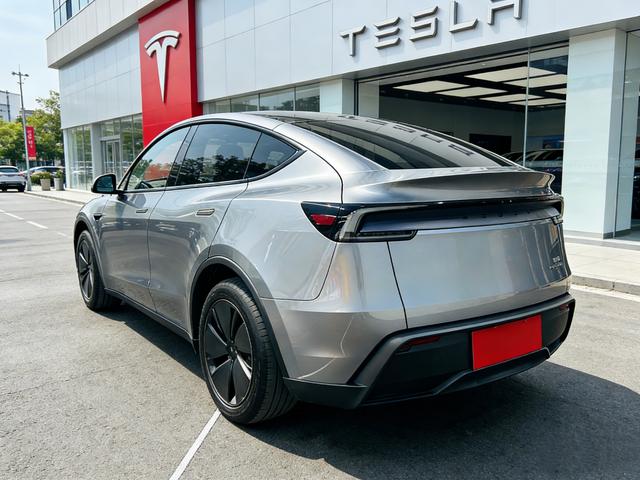 Tesla Model Y 2025 #11 Tesla Model Y 2025 car image #11