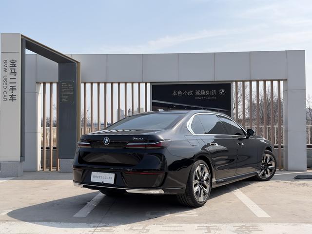 BMW 7 Series 2024 car image #11