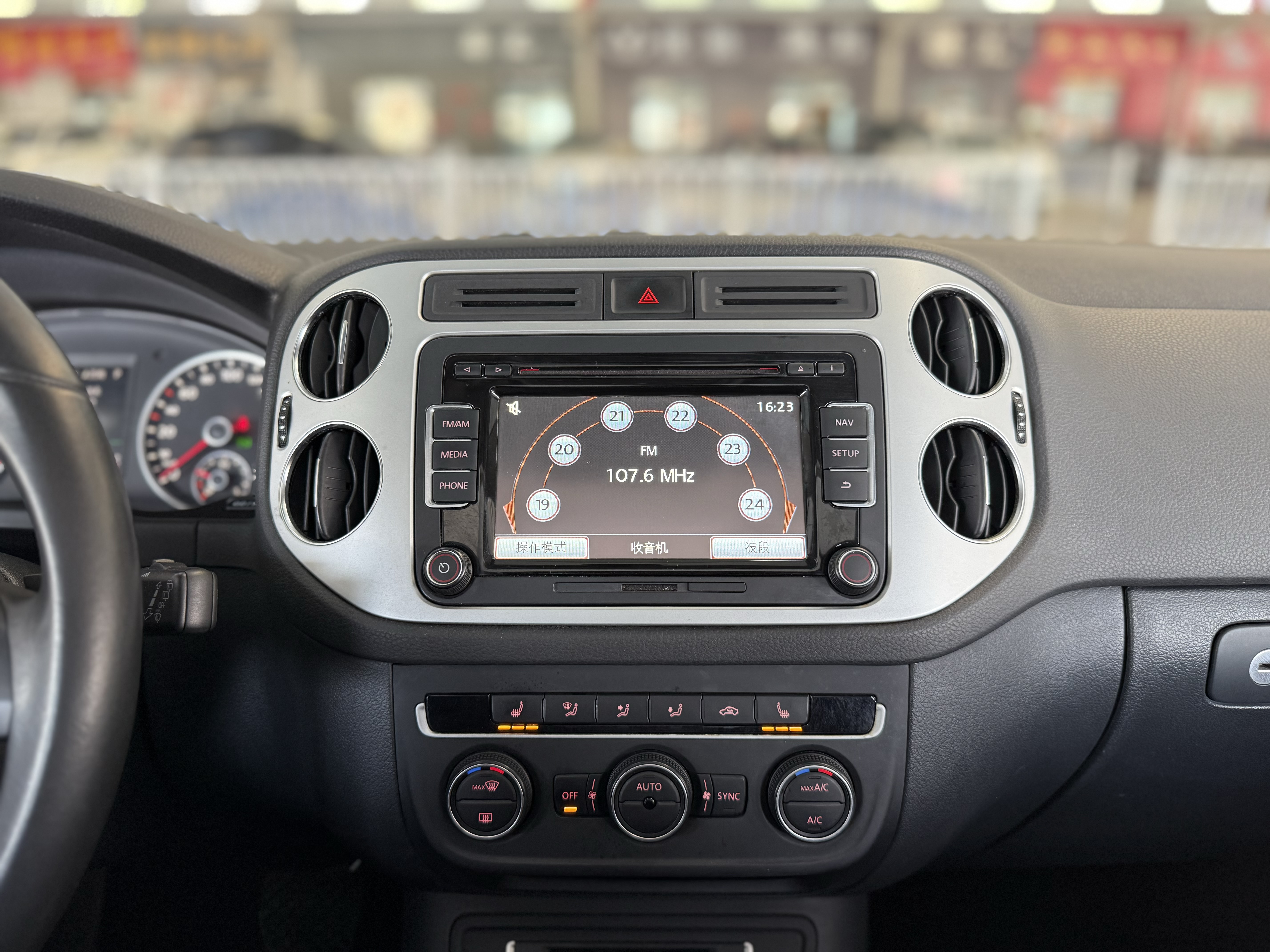 Volkswagen Tiguan 2016 car image #11