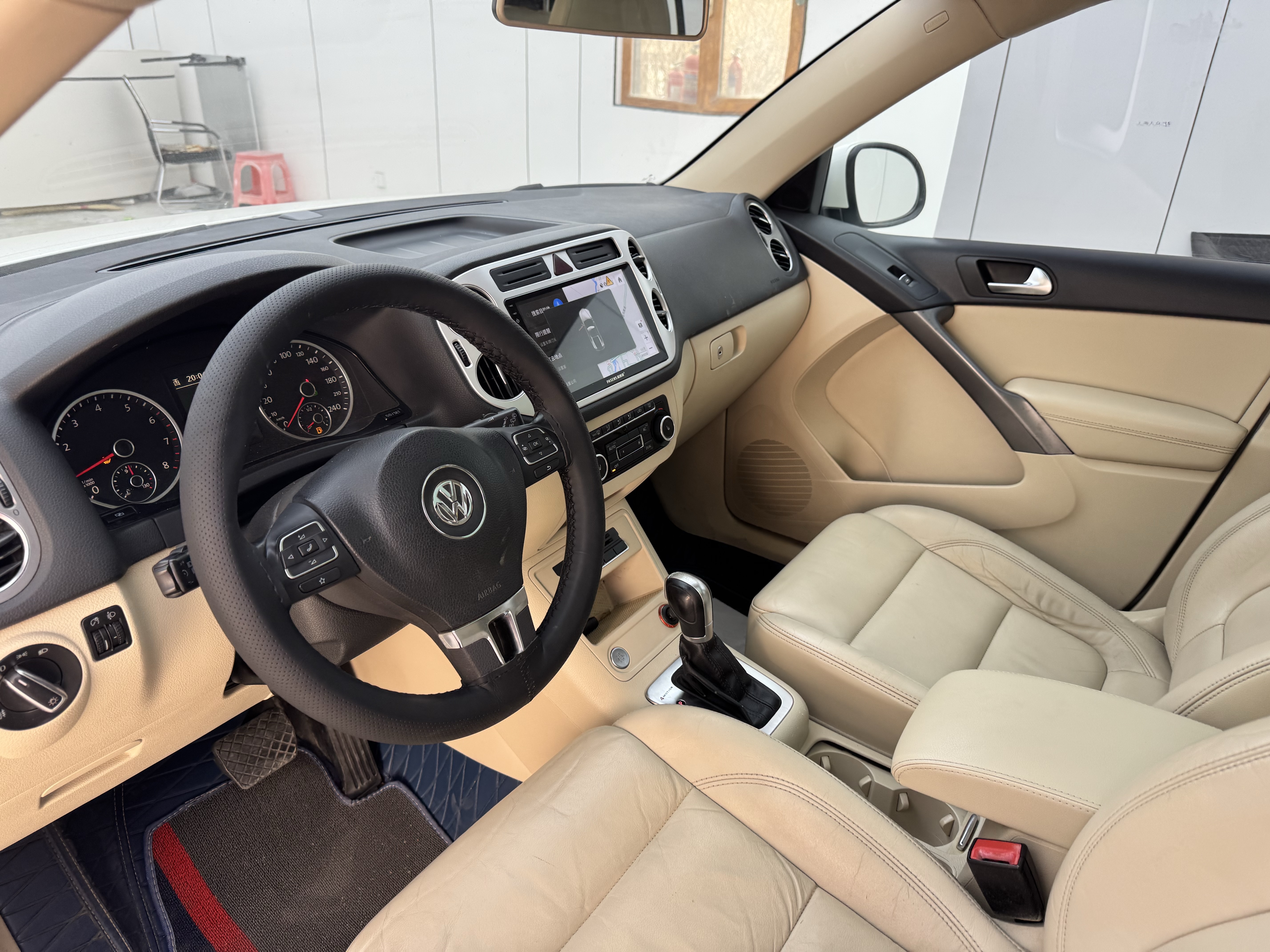 Volkswagen Tiguan 2012 car image #11
